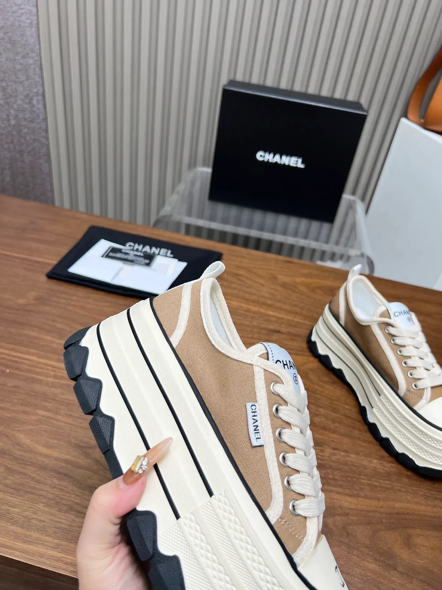👟👟Ex-factory price 460👟👟 Top version, original quality! ! ! Chanel Chanel - 2025 biscuit shoes, the top casual sports shoes in the counter. This classic design; the style of the upper is made of various craftsmanship; the outsole is fashionable and sporty; the unusual inclusion of a variety of color matching elements... The diversified mix and match is very beautiful and versatile, casual, fashionable, sports and outdoor can be taken into account... ꫛꫀꪝ Go➫ Material: ❶Upper made of: original canvas ❷Inside made of: sheepskin ❸Outsole based on: Original TPU combination outsole, counter quality packaging, complete set for women 35–40